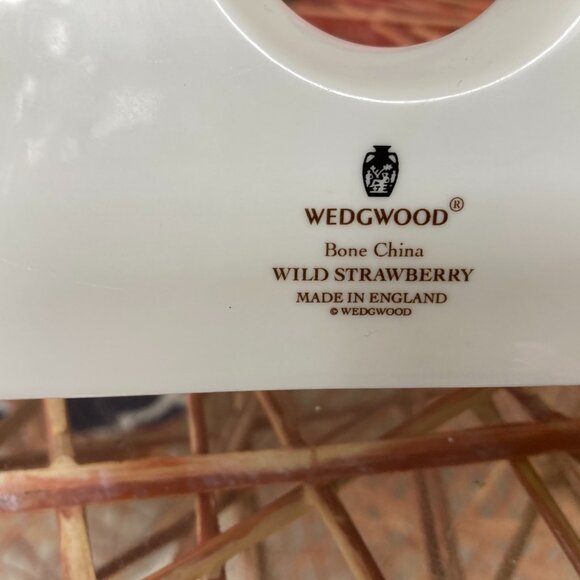 VINTAGE WEDGWOODL CLOCK Wild Strawberries Mantel Desk - Picture 2 of 5